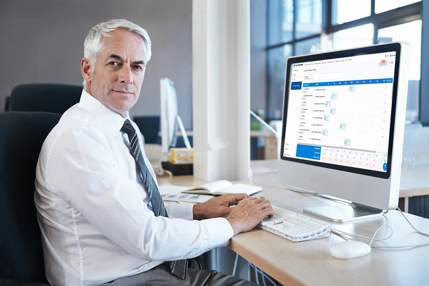 Un homme assis devant son ordinateur