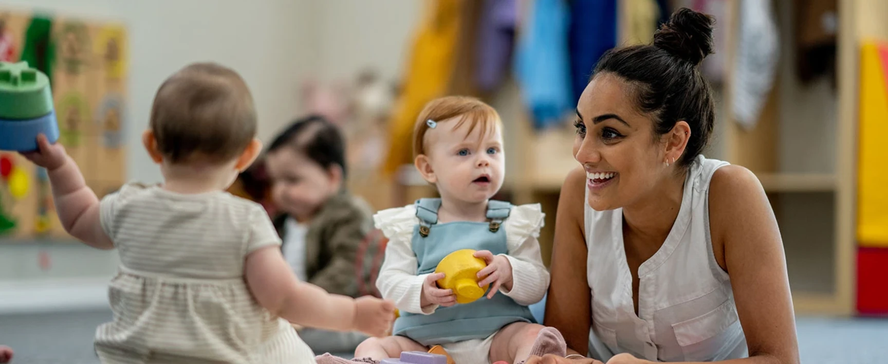 Bébés jouent dans une crèche