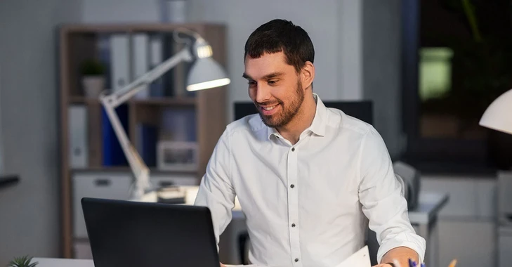 homme-devant-ordinateur